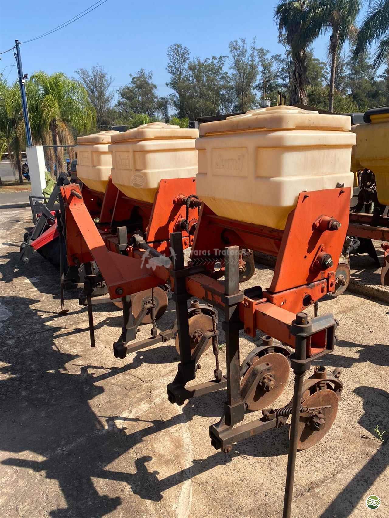 IMPLEMENTOS AGRICOLAS CULTIVADOR 3 LINHAS ADUBADOR Araras Tratores ARARAS SÃO PAULO SP